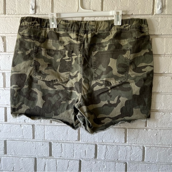 Royalty For Me Collection Green Camo Cut Off Elastic Waist Shorts Size 2X - Picture 2 of 6